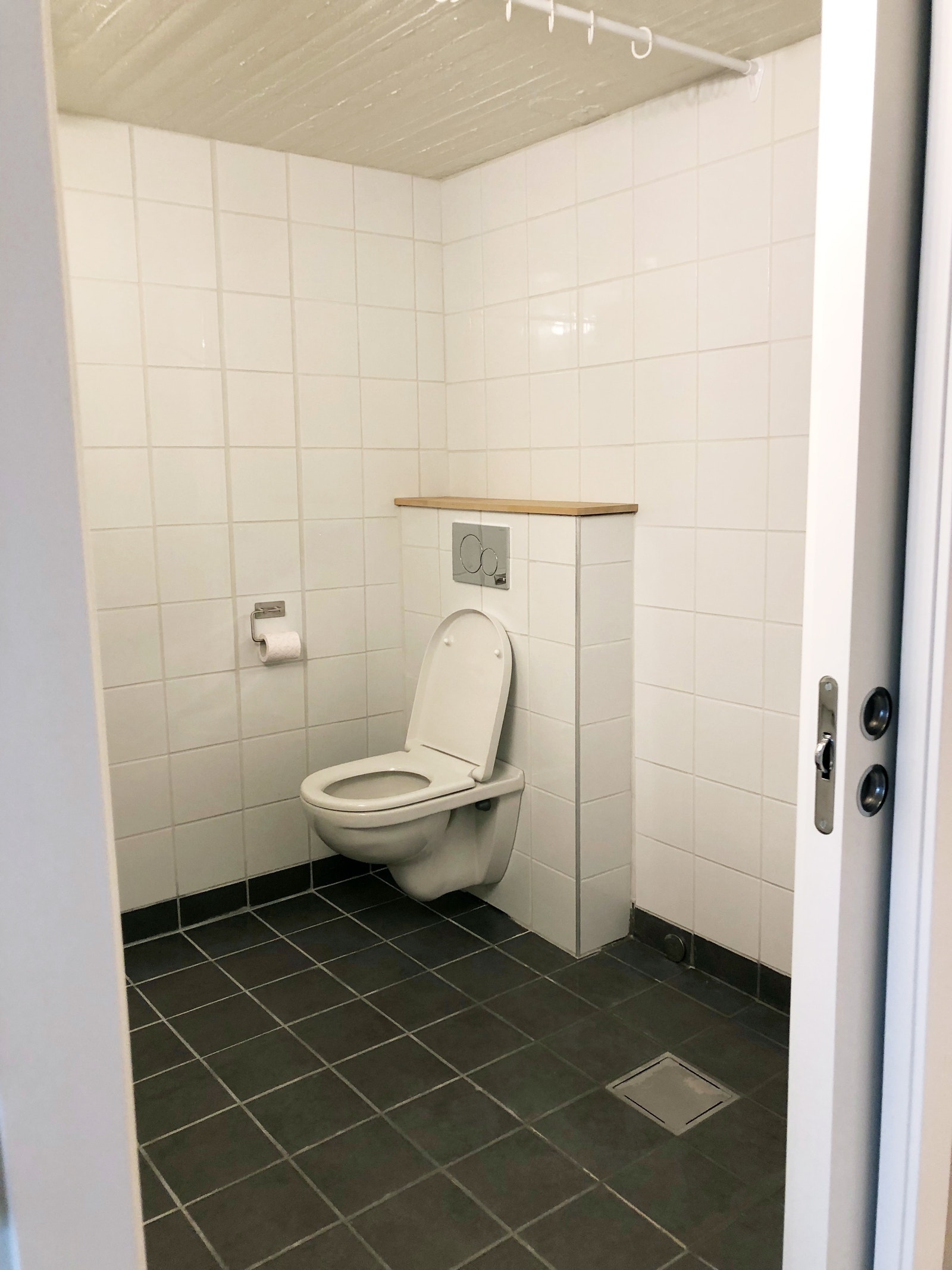 Bad med plassbesparende skyvedør Galleribilde