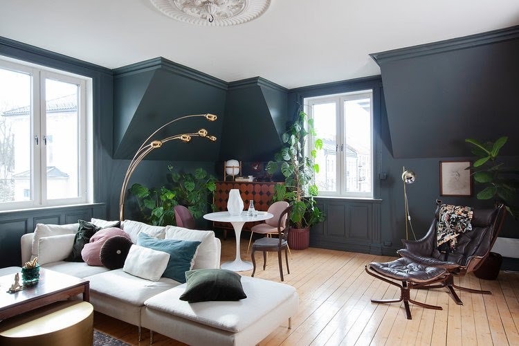 stue med et komfortabelt sittegruppe og stor tv Galleribilde