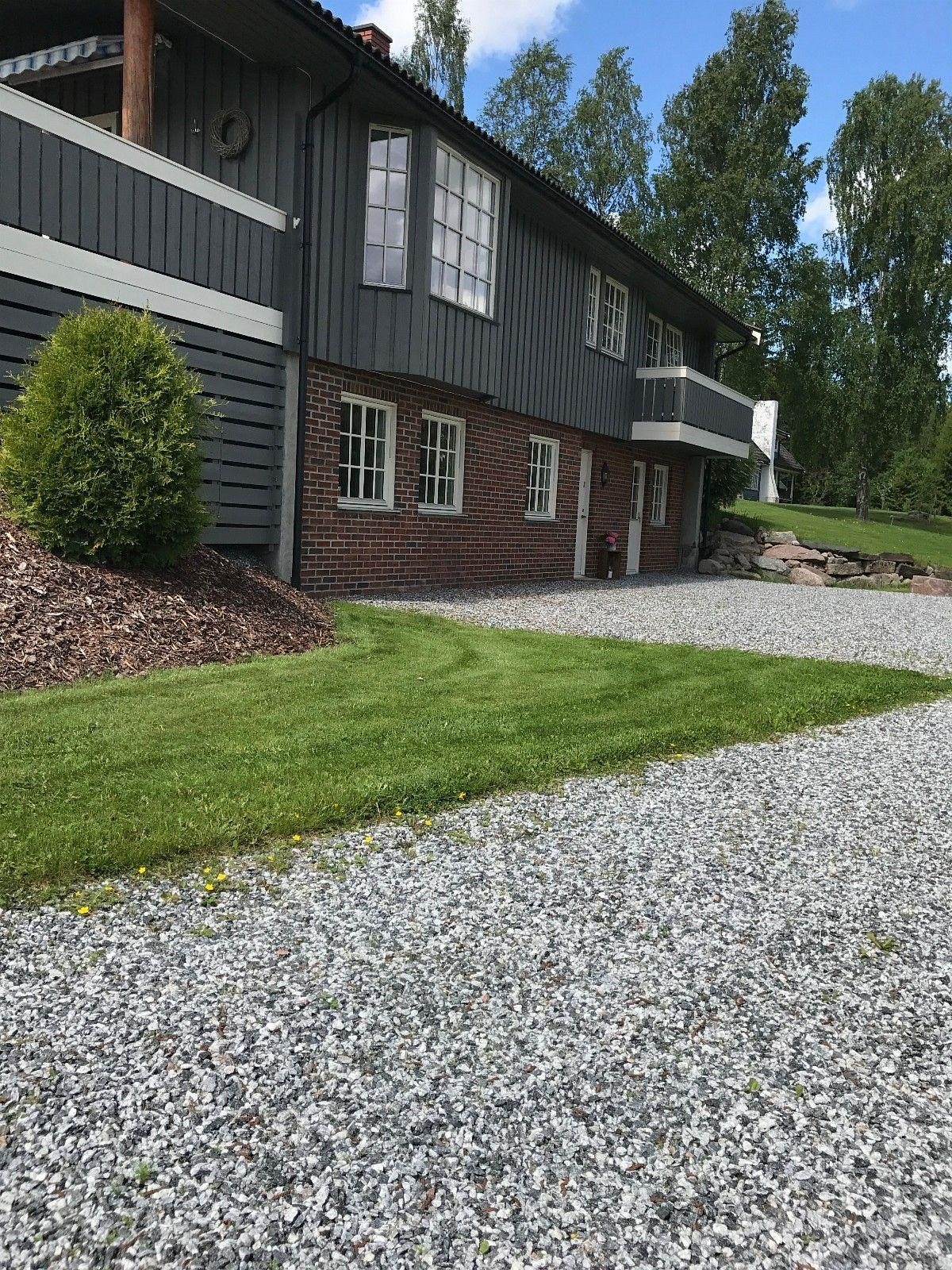 Innkjøring til leiligheta, Galleribilde