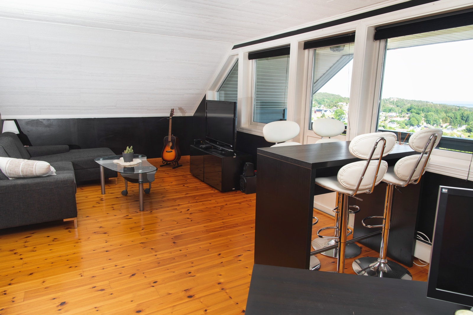 Rom i 3 etg. med dobbeltseng, balkong og sjøutsikt Galleribilde