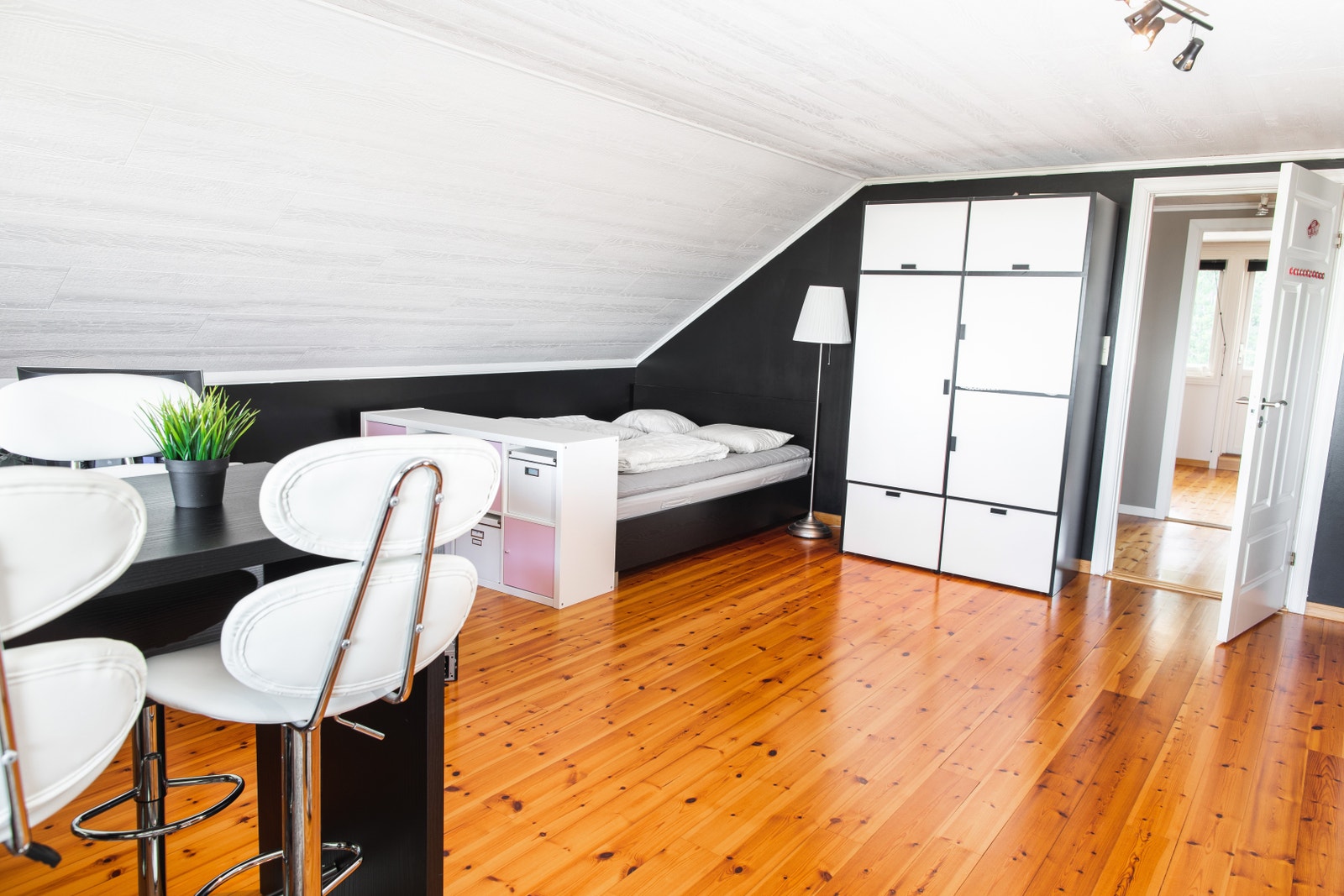 Rom i 3 etg. med dobbeltseng, balkong og sjøutsikt Galleribilde