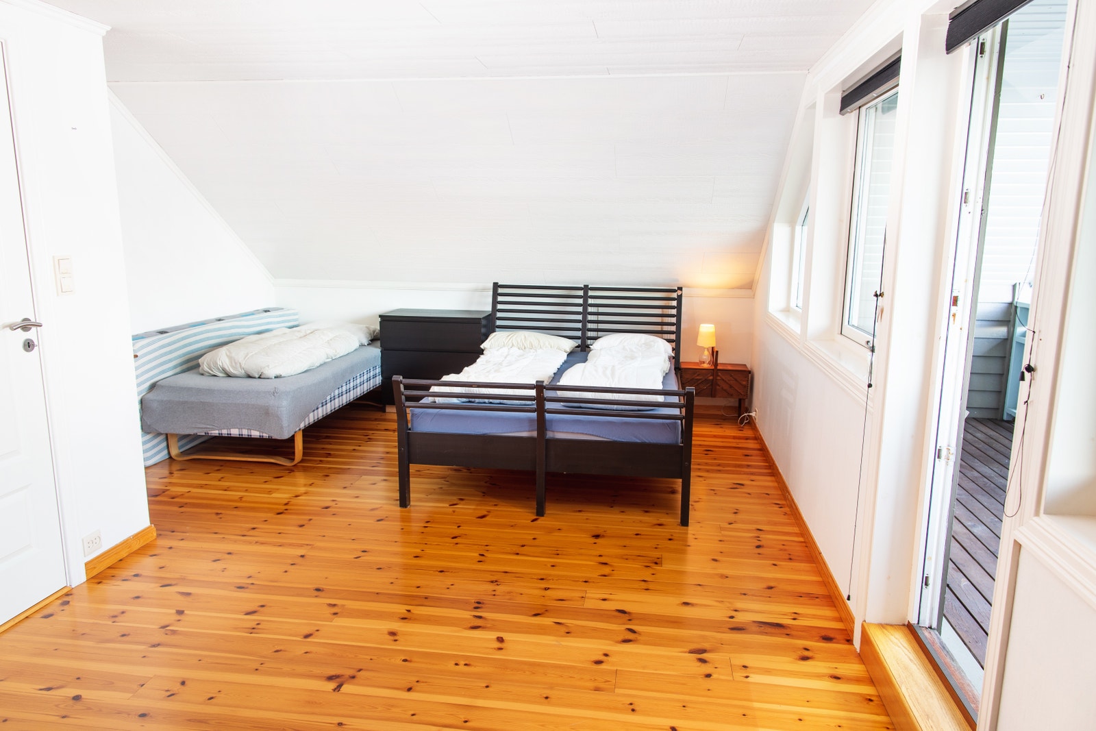 Rom i 3 etg. med 3 sengeplasser og balkong Galleribilde