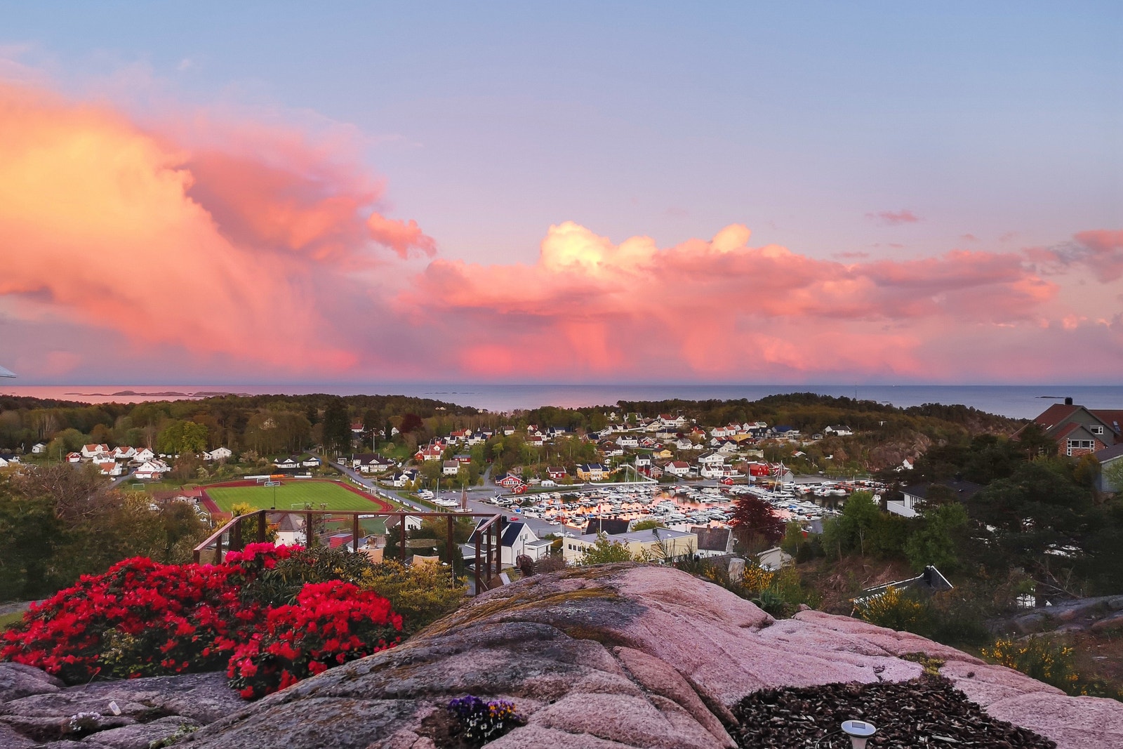 Utsikt fra stue og veranda fotografert med mobil Galleribilde