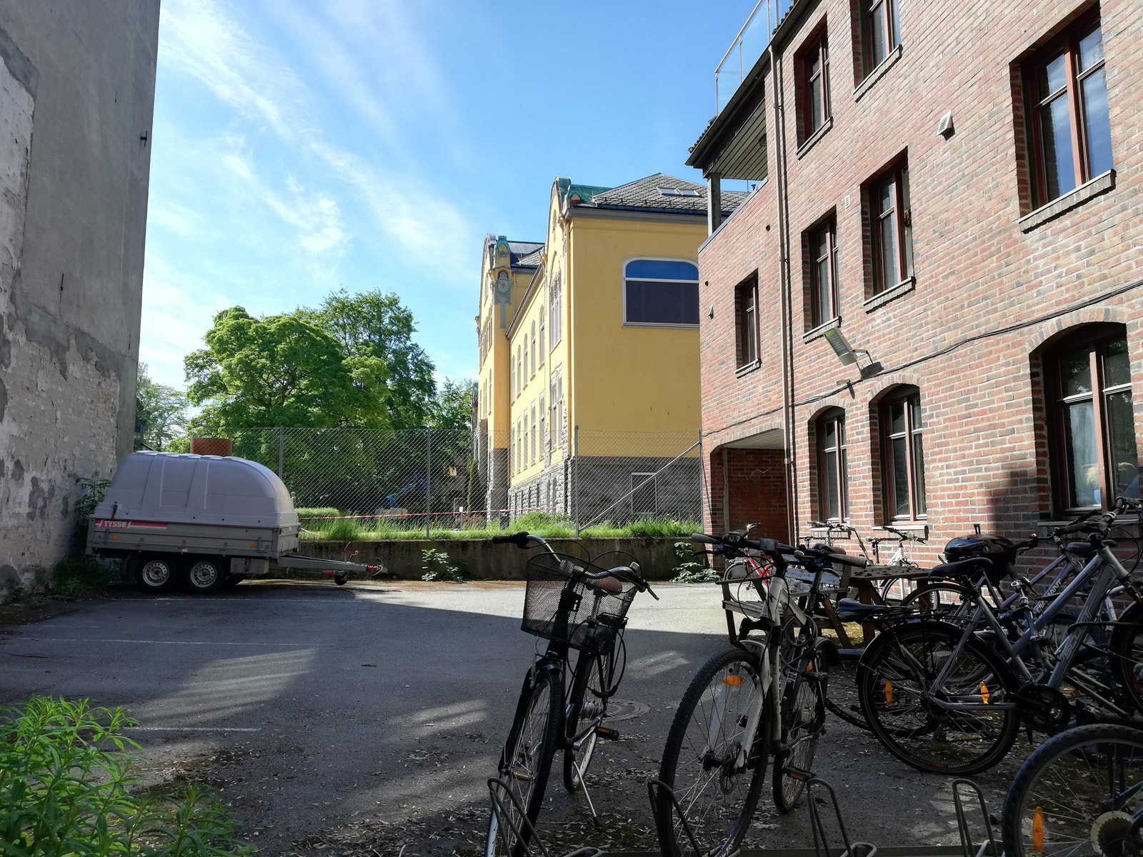 Utsikt mot en stille og rolig bakgård Galleribilde