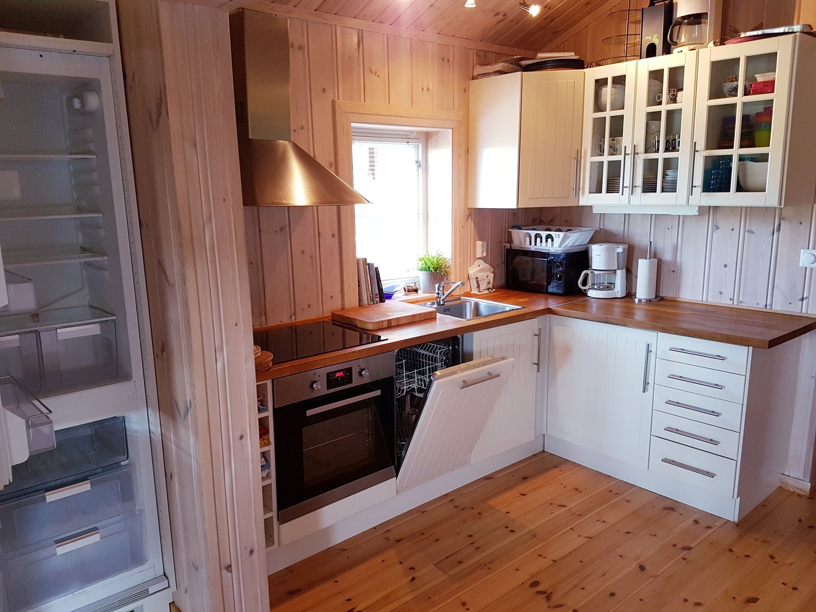 Kjøkken med induksjon-koketopp, stekeovn, oppvaskmaskin, vannkoker, kaffetrakter, mikrobølgeovn Galleribilde