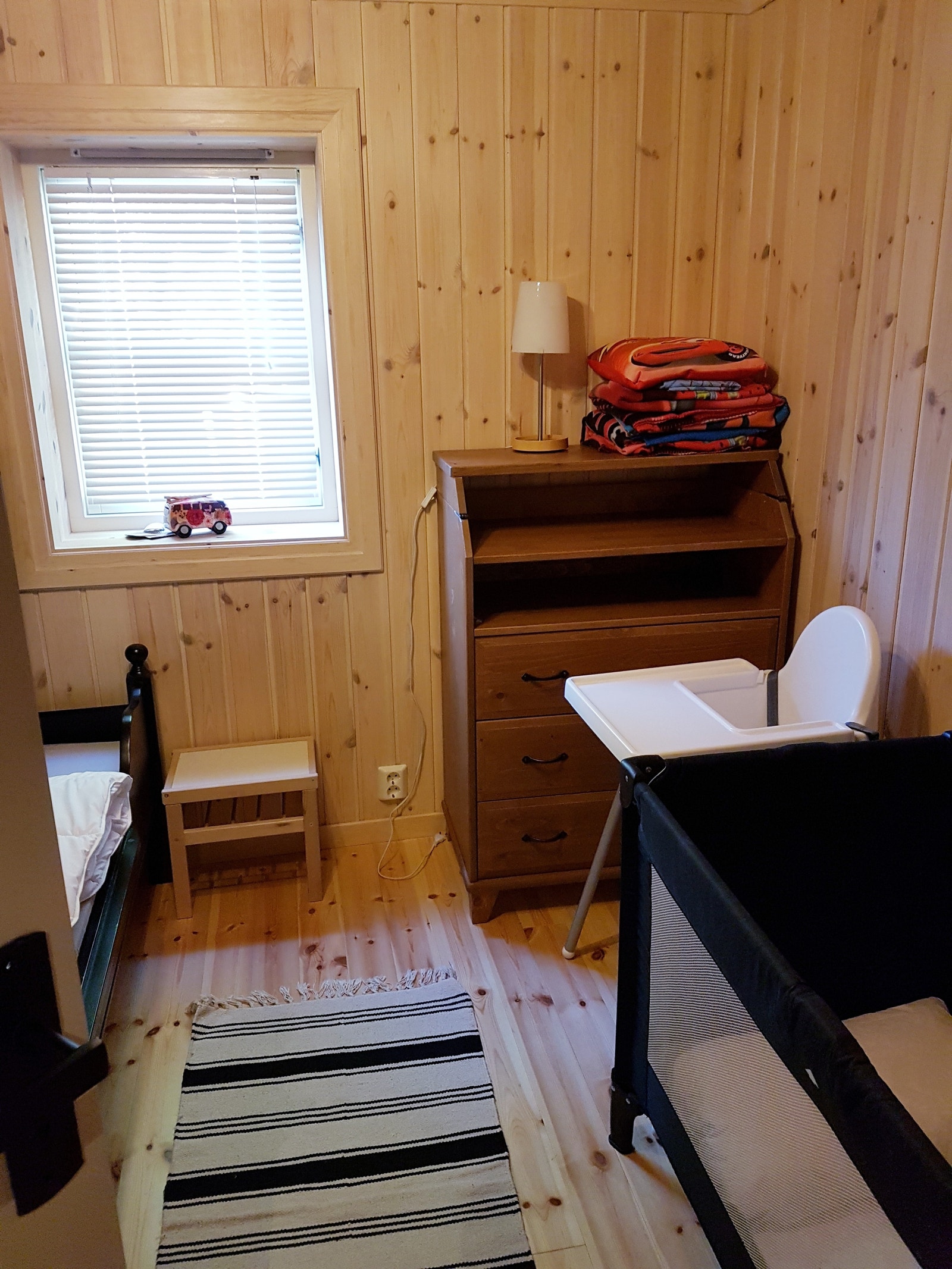 Barneseng, kommode & barnestol på soverom 1 Galleribilde