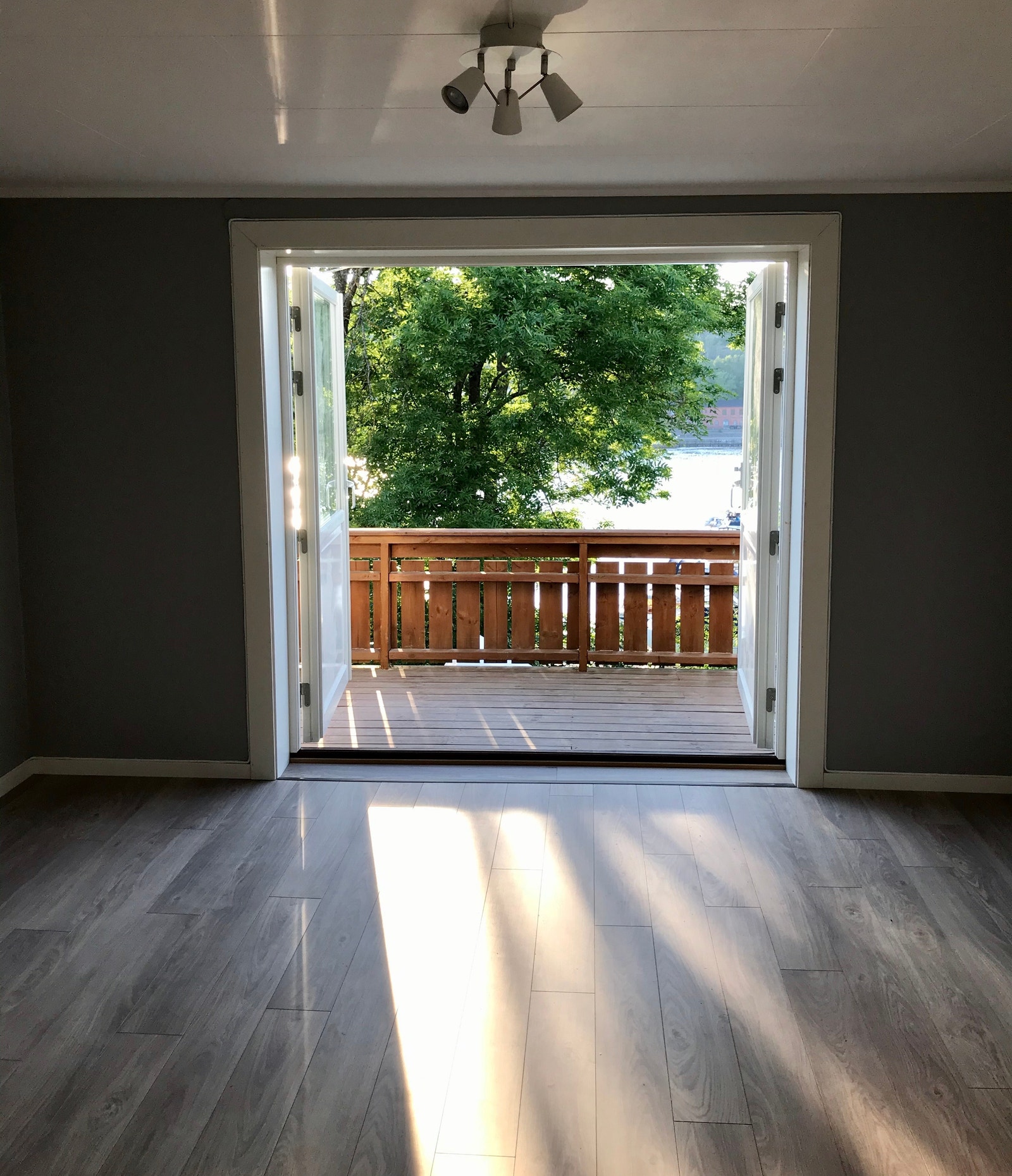 To store dører som åpnes fra stuen direkte ut til en deilig solrik veranda med utsikt over elva. Her kan du nyte sola fra midt på dagen til langt ut på sommerkvelden Galleribilde