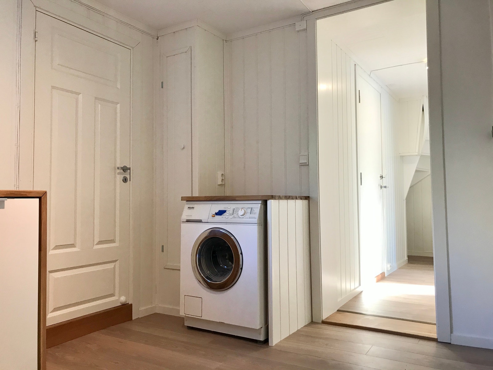 Fra kjøkkenet har man inngang til badeværelset Galleribilde