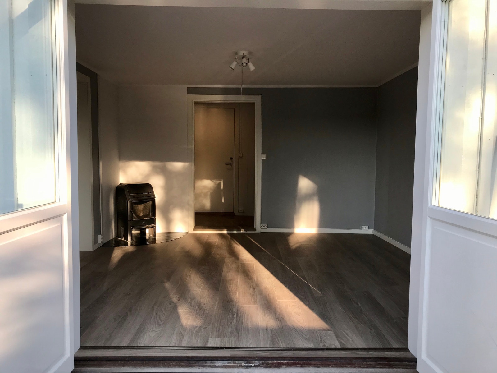 Stue i solnedgang. Her ser man entreen til leiligheten Galleribilde