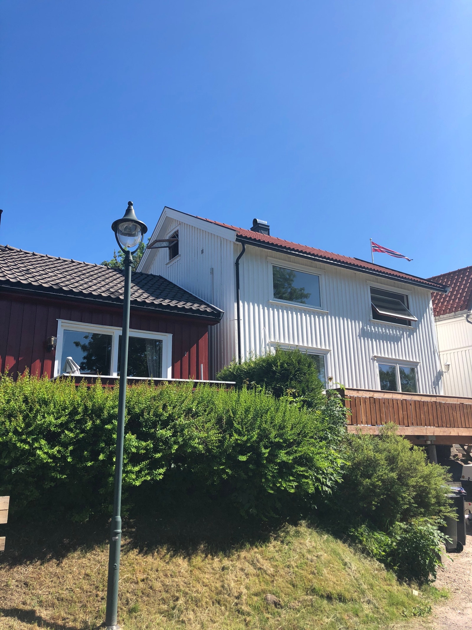 Leiligheten ligger i et hyggelig og rolig nabolag. ( 1.etg i det hvite huset) Galleribilde