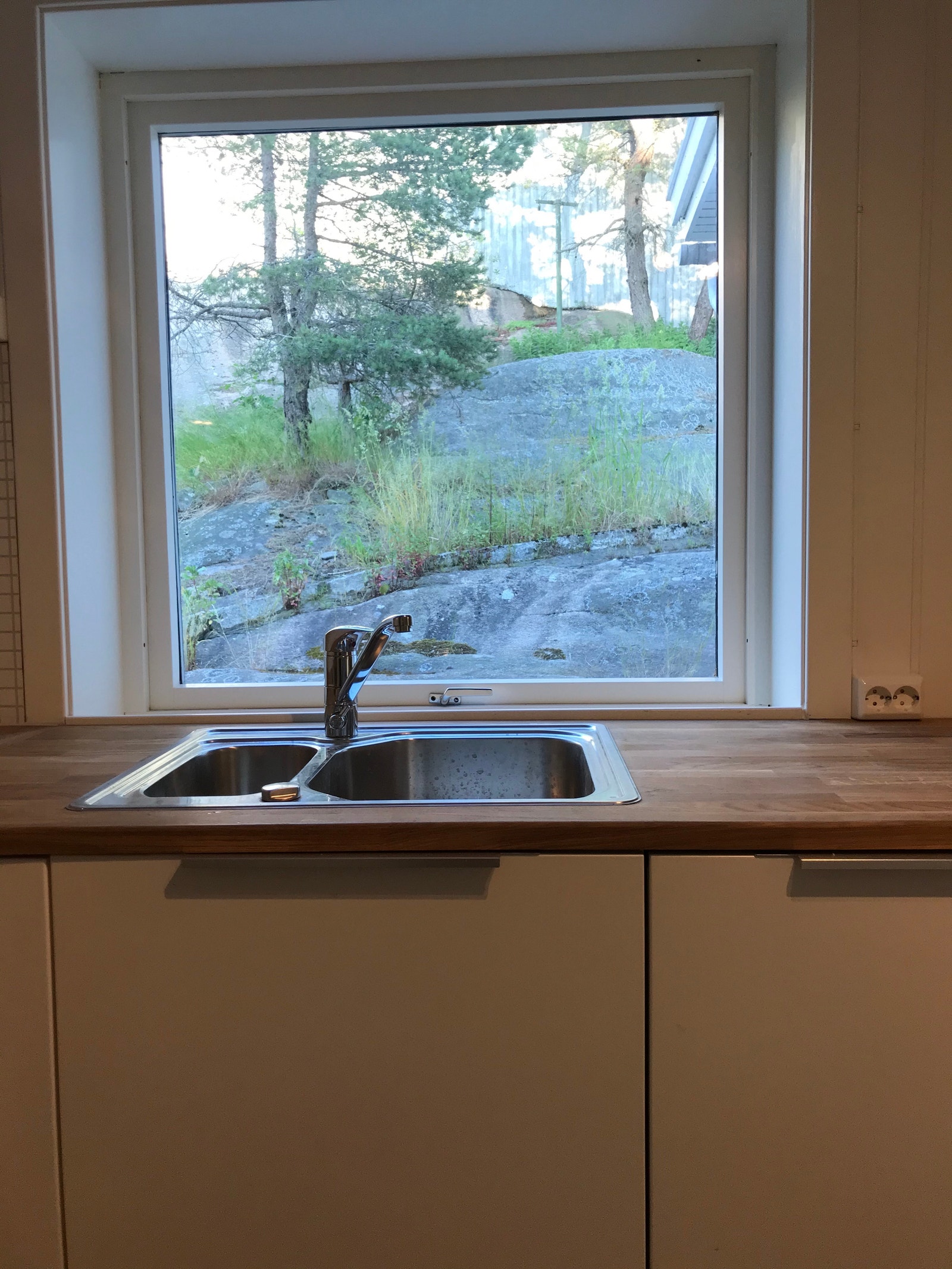 Pent hvitt kjøkken med eikebenkeplater Galleribilde