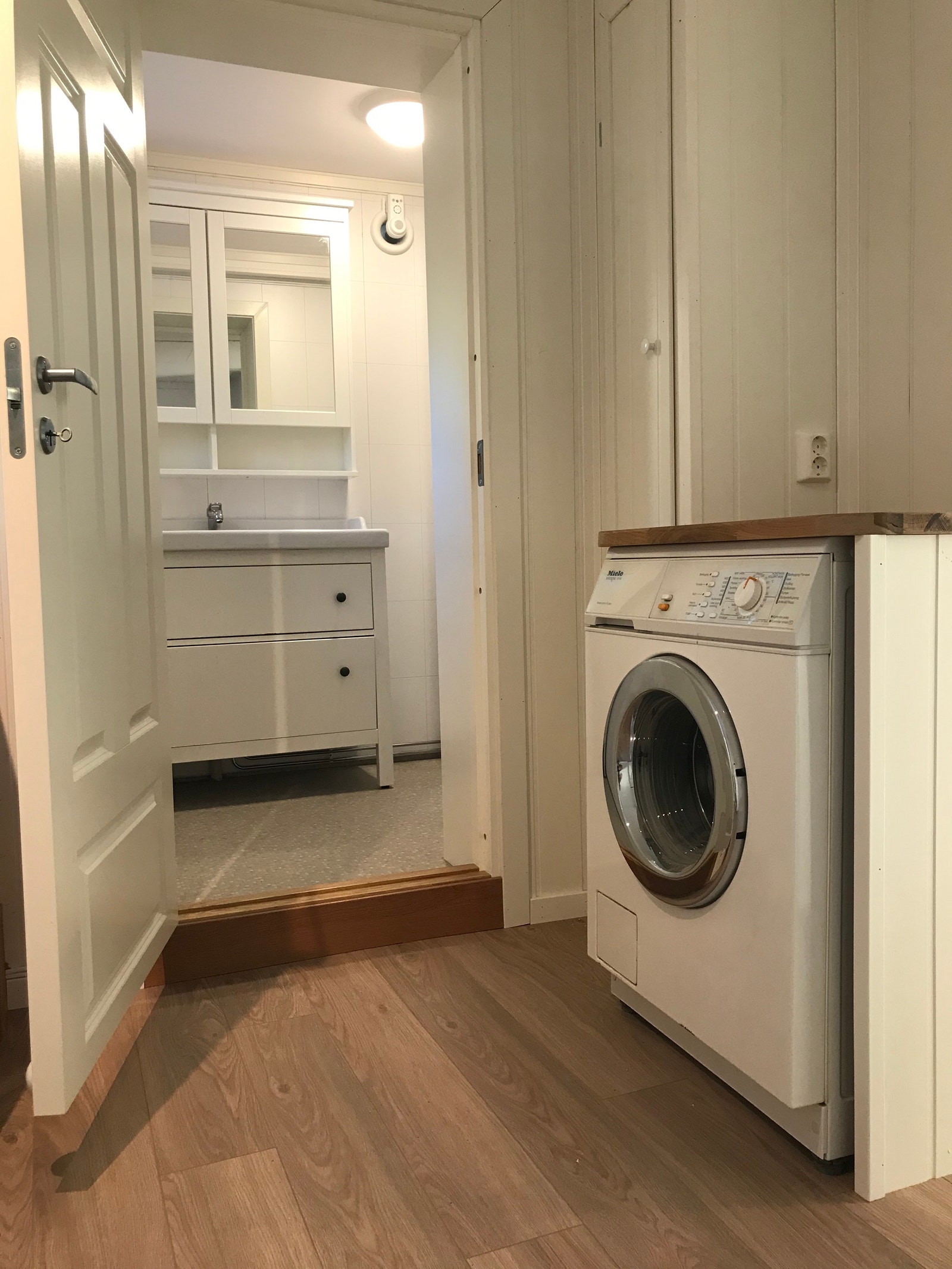 Nyoppusset (2020) badeværelse med dusjkabinett Galleribilde