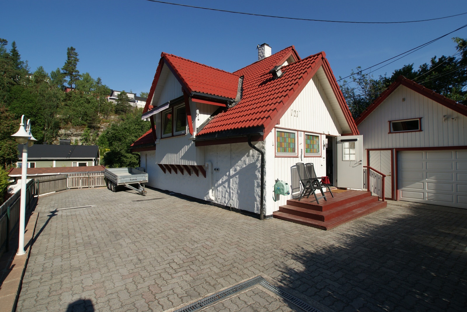 Hus med parkering Galleribilde