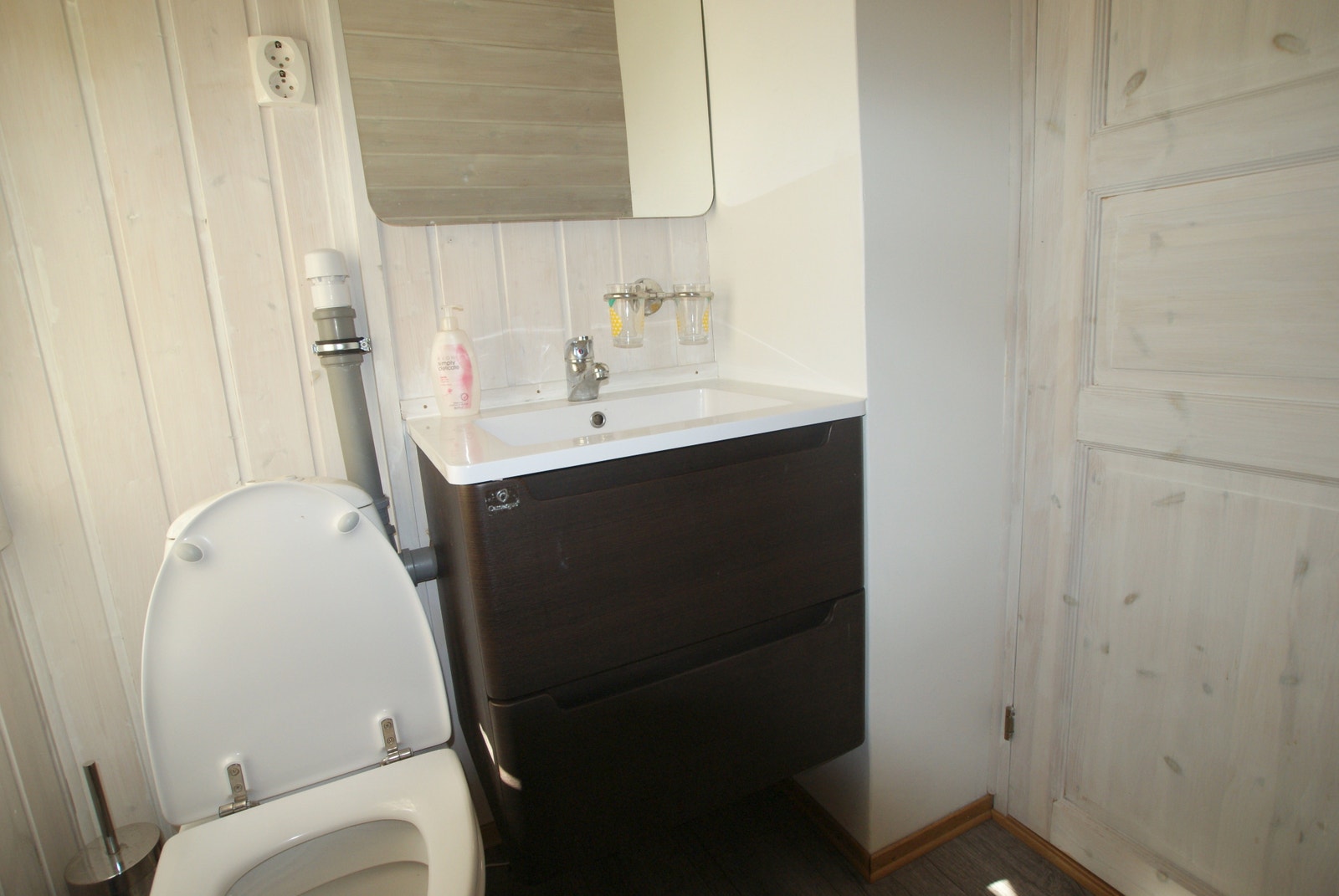 Eget toalett med vask Galleribilde