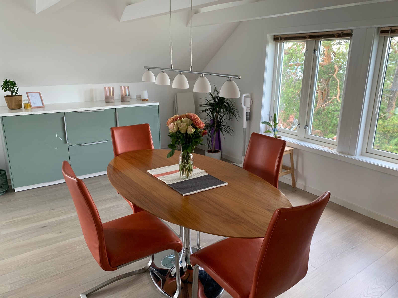 Stort kjøkken med fine møbler Galleribilde