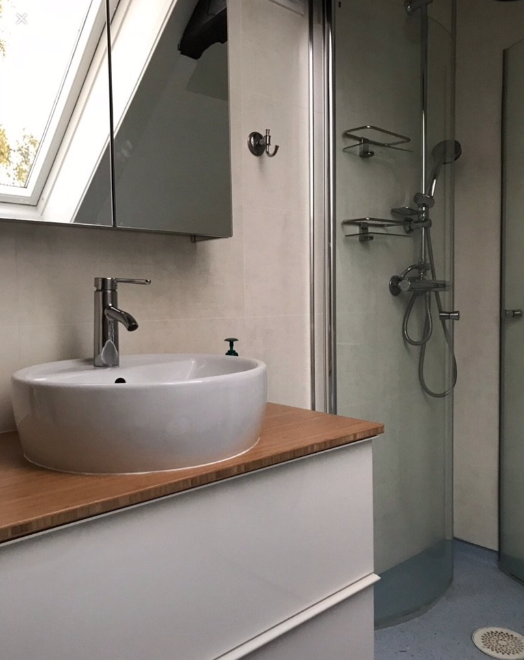 Bad med dusj og vaskemaskin Galleribilde