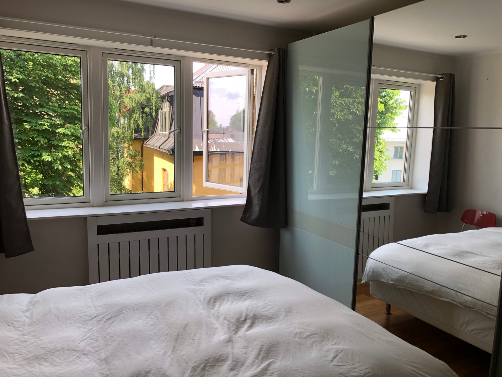 Hovedsoverommet har et stort garderobeskap og utsikt mot idyllisk hage Galleribilde