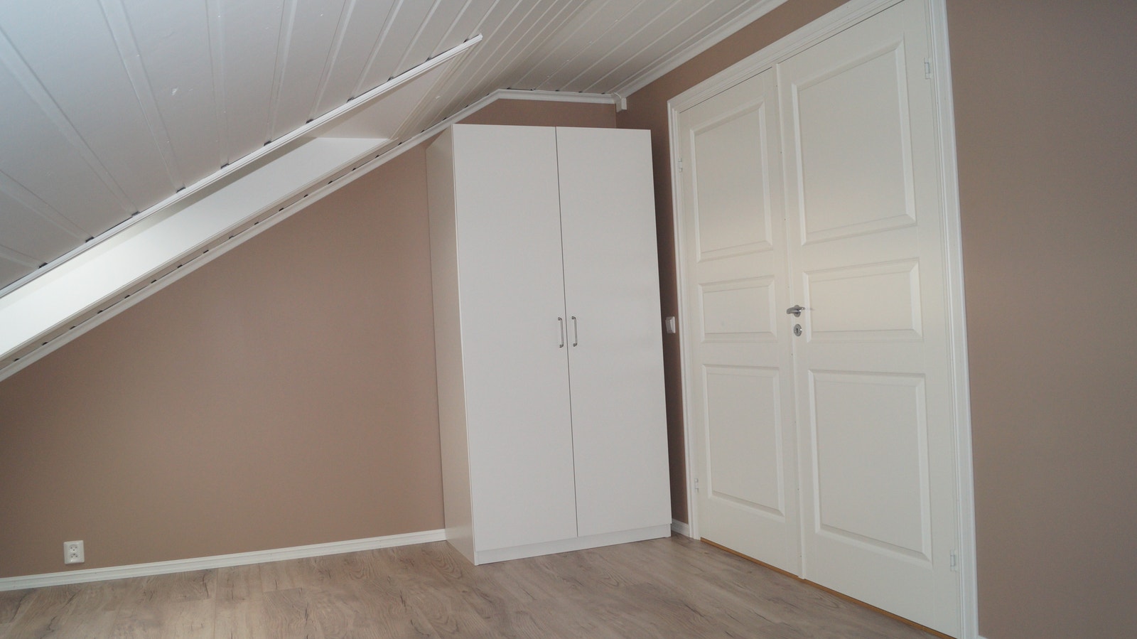 Dobbeldør (stengt) og skap til soverom/utvidet stuerom Galleribilde