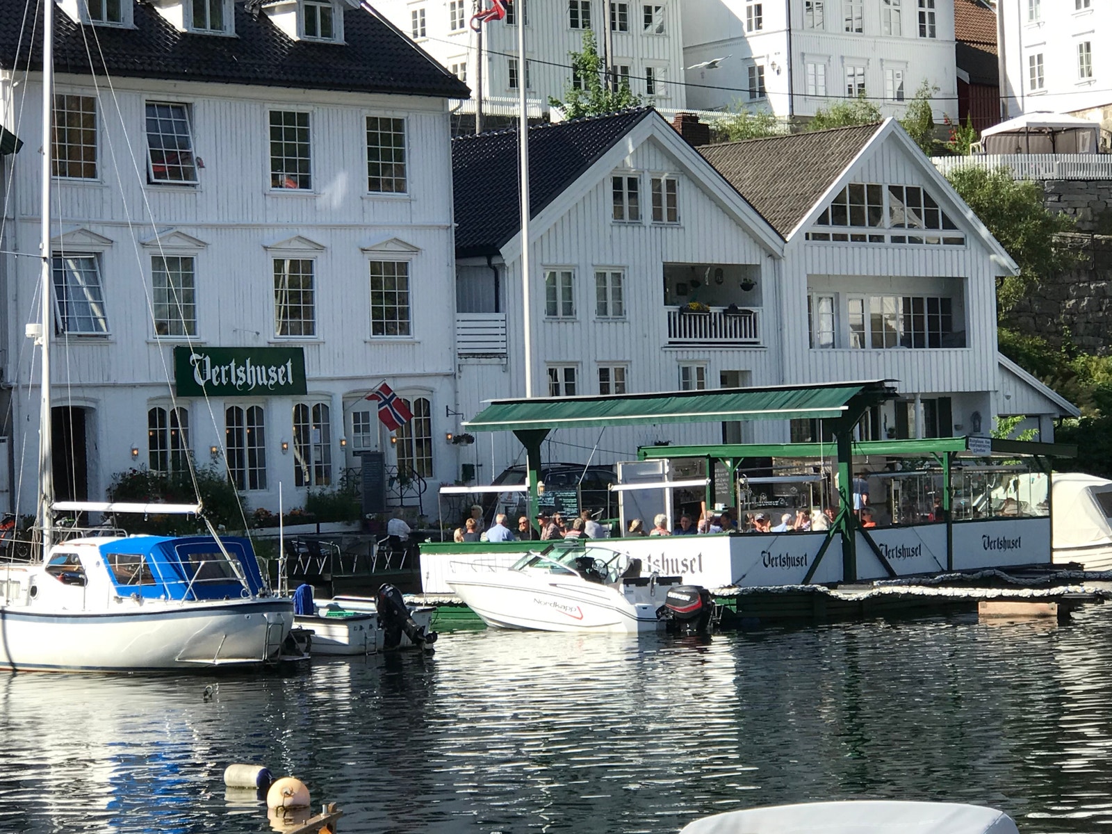 Vertshuset med uteflåte på brygga Galleribilde