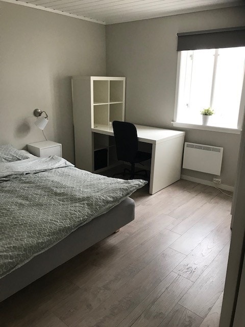 Soverom 1(utleid), 160cm seng og skrivepult Galleribilde