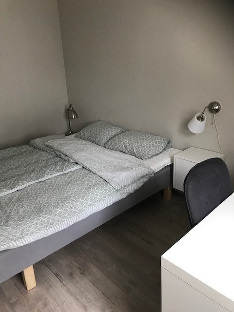 Soverom 1(utleid), 160cm seng og skrivepult Galleribilde