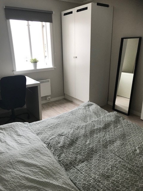 Soverom 1(utleid), 160cm seng og skrivepult Galleribilde