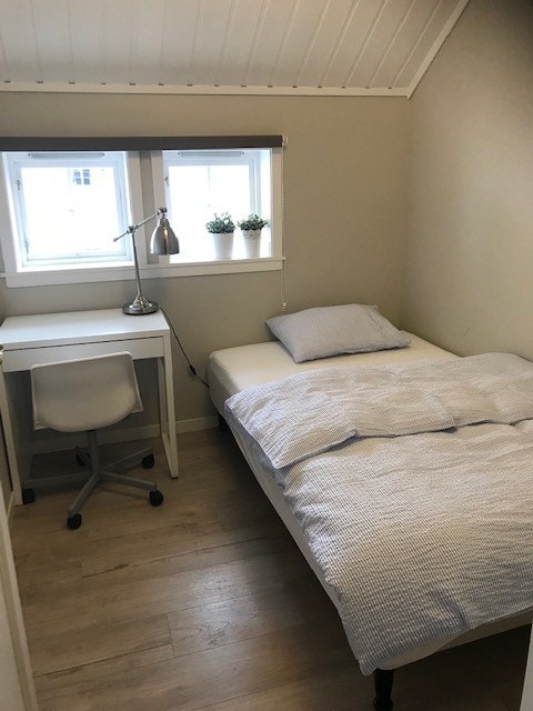 Lite soverom med 120 cm seng og skrivepult Galleribilde