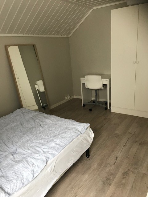 Soverom 2, 140 cm seng og skrivepult Galleribilde