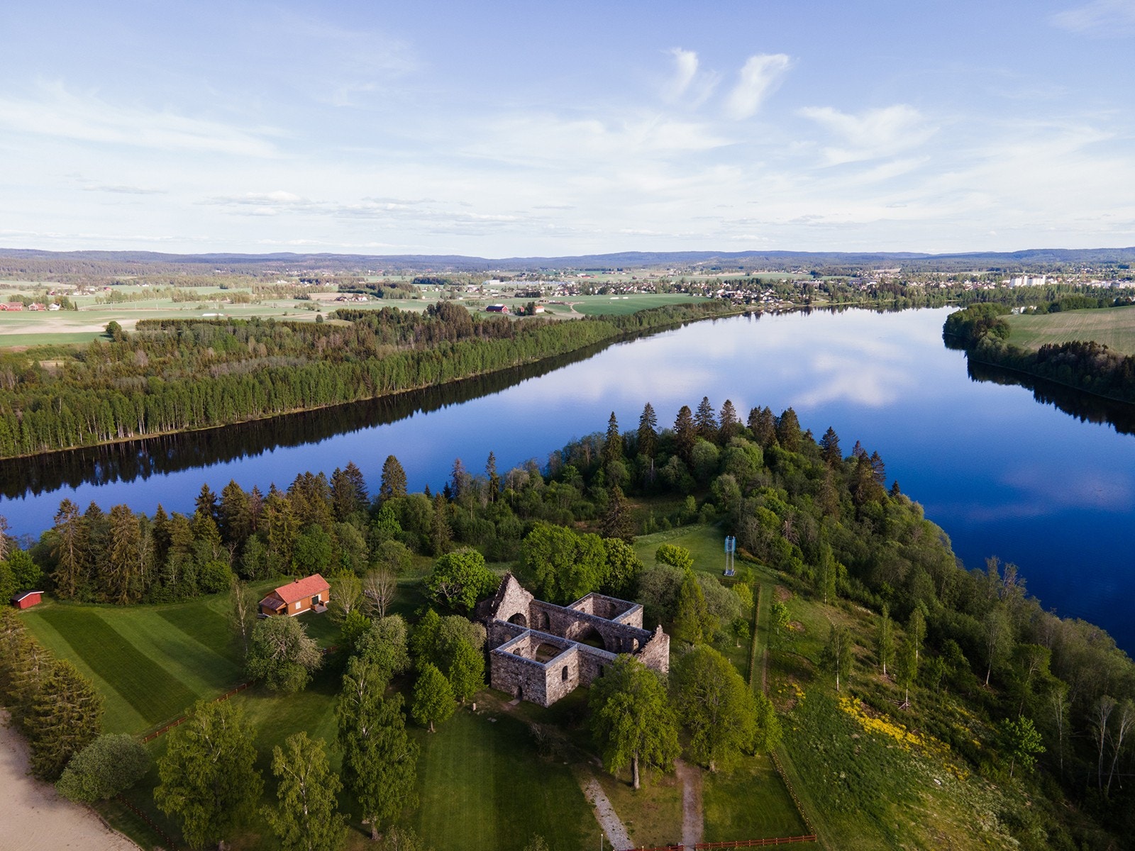 Der Norges lengste elv, Glomma, treffer utløpet av Norges største innsjø Mjøsa finner du Nestangen, som er varemerket for Nes kommune Galleribilde