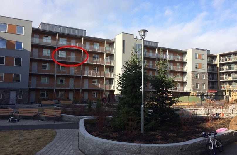 Fantastisk fin bakgård, sirkelen angir leilighetens beliggenhet Galleribilde