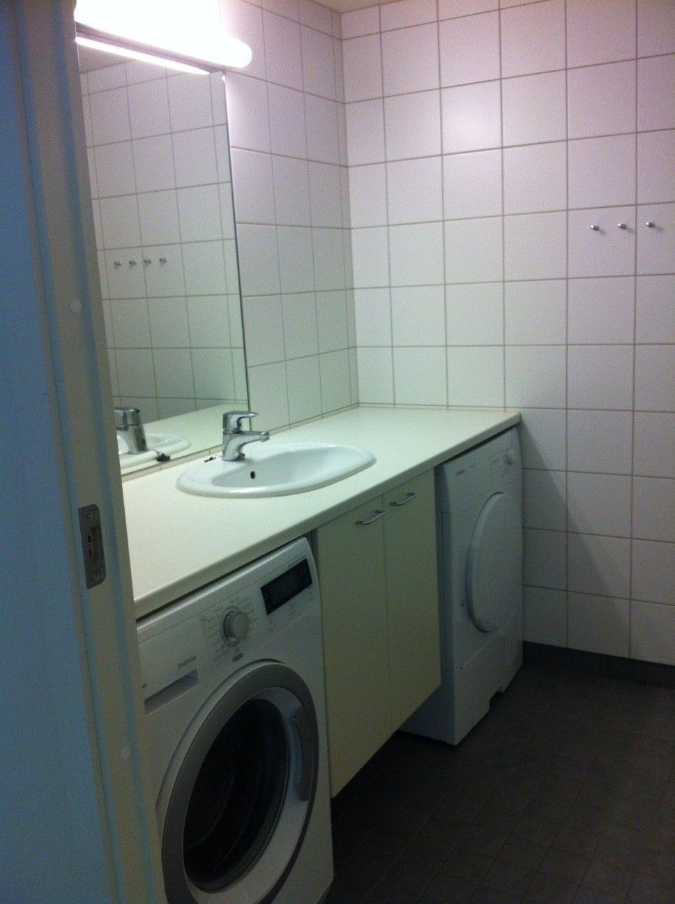 Servantskap, vaskemaskin og tørketrommel Galleribilde