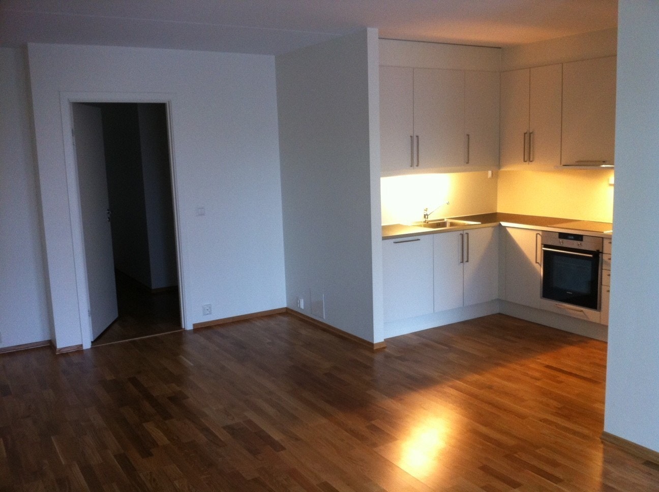 Åpen kjøkkenløsning inn mot stuen Galleribilde