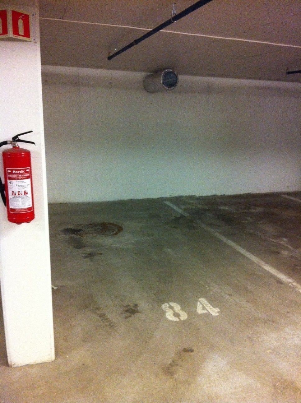 Garasjeplass på nederste plan. Ladeboks for elbil er installert på plassen. Galleribilde