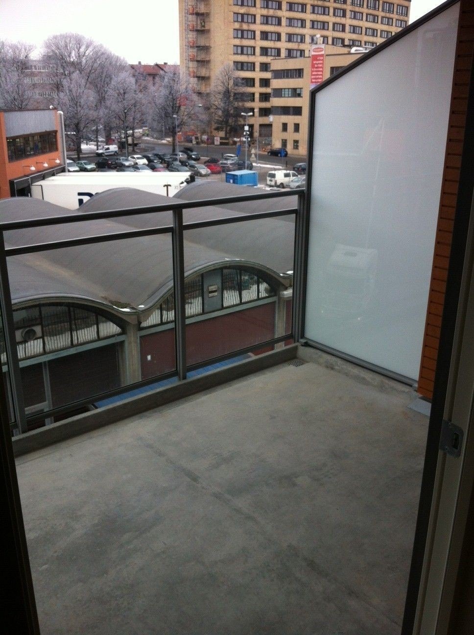 God plass til møblement på balkongen Galleribilde