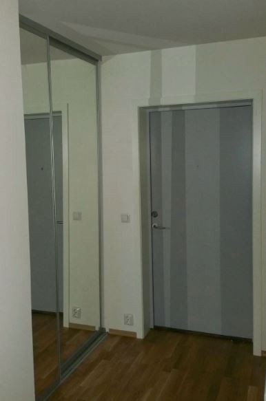 Ved inngangsdøren er det et garderobeskap med speildører Galleribilde