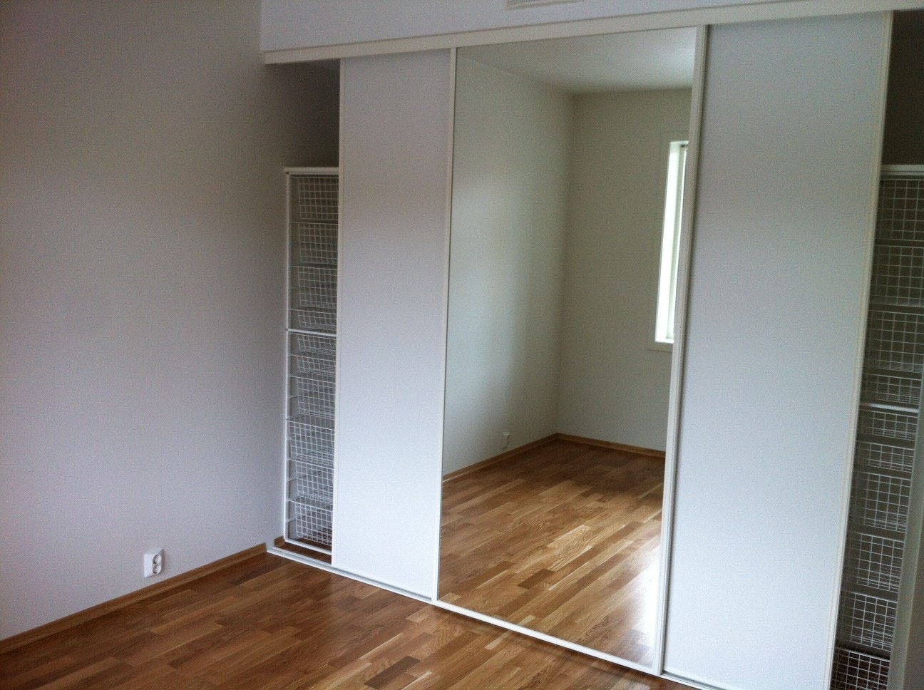 Hovedsoverom med innredet garderobeskap Galleribilde