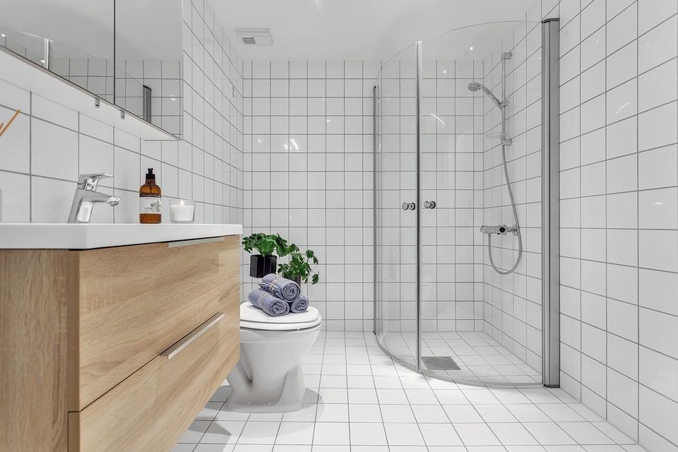 Her står det en vaskemaskin fra 2018 i hjørnet bak toalettet- Galleribilde