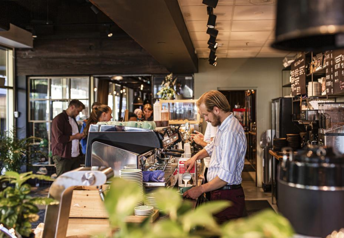 Koselige kaféer og barer på Tøyen Torg - Kun 3 min å gå fra leiligheten Galleribilde