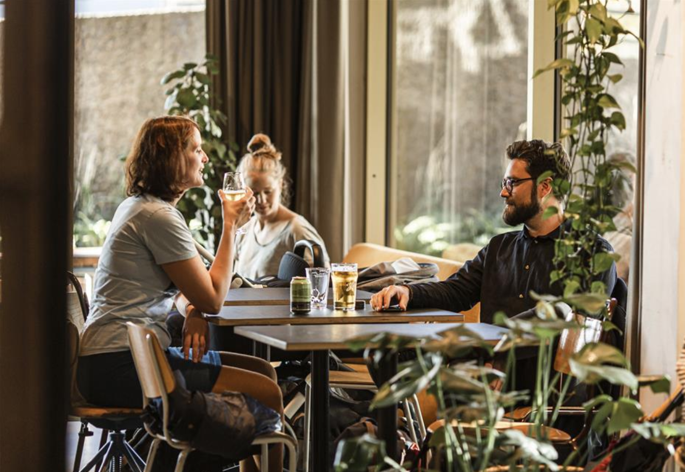 Tøyen Torg - Her kan man være sosial med venner og en nyte en kald pils Galleribilde