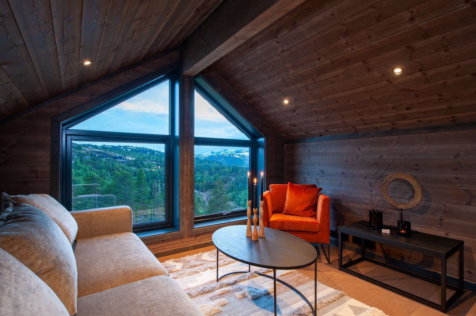 Loftstue med utsikt mot alpinbakke Galleribilde