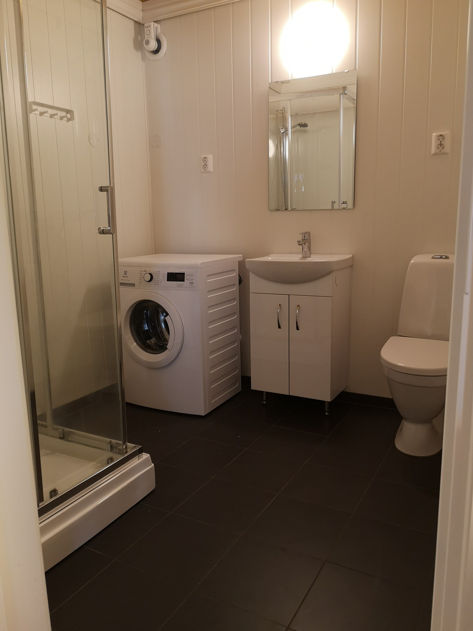 Romslig bad fra juni 2020. Fliser og varmekabler på gulv. Møblert med toalett, servant, stort dusjkabinett og vaskemaskin (ny fra juni 2020) Galleribilde