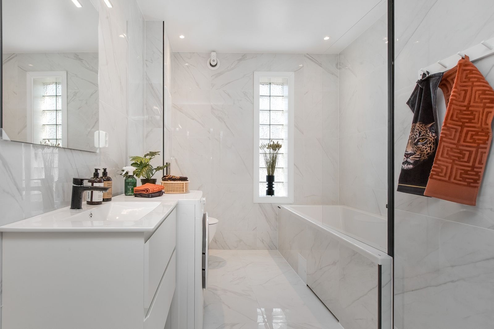 Bad med dusj og badekar i 1 etg.- vaskemaskin og tørketrommel Galleribilde