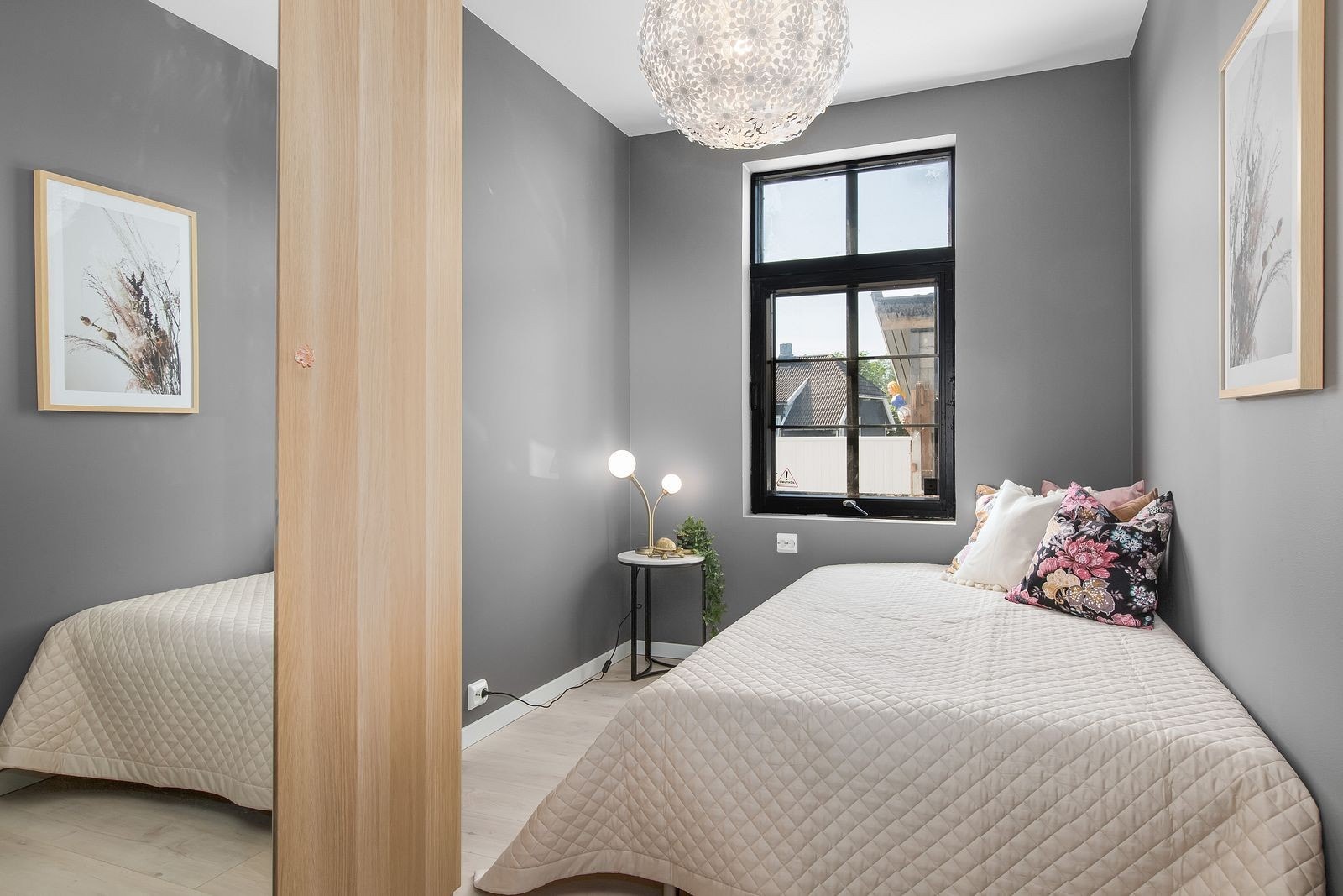 Rom 4. 1. etg. Rommet er møblert med seng, skrivepult og skap. Galleribilde