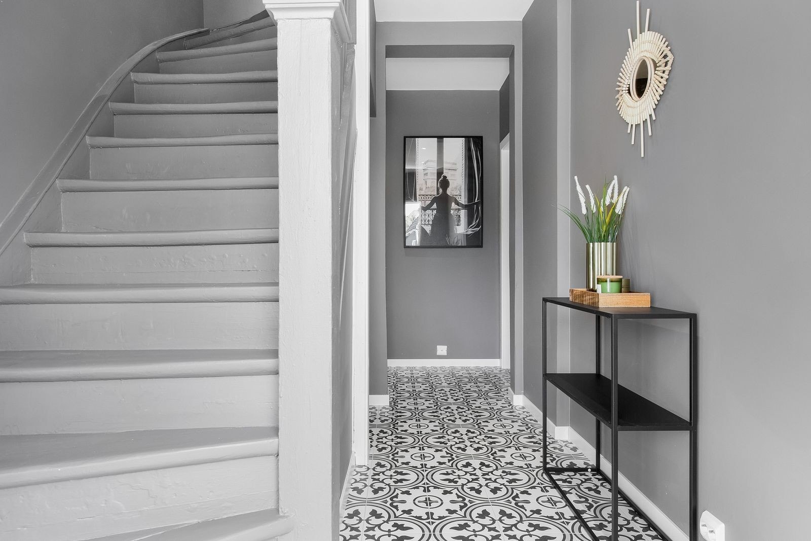 Entre med garderobe bak trappen. Galleribilde