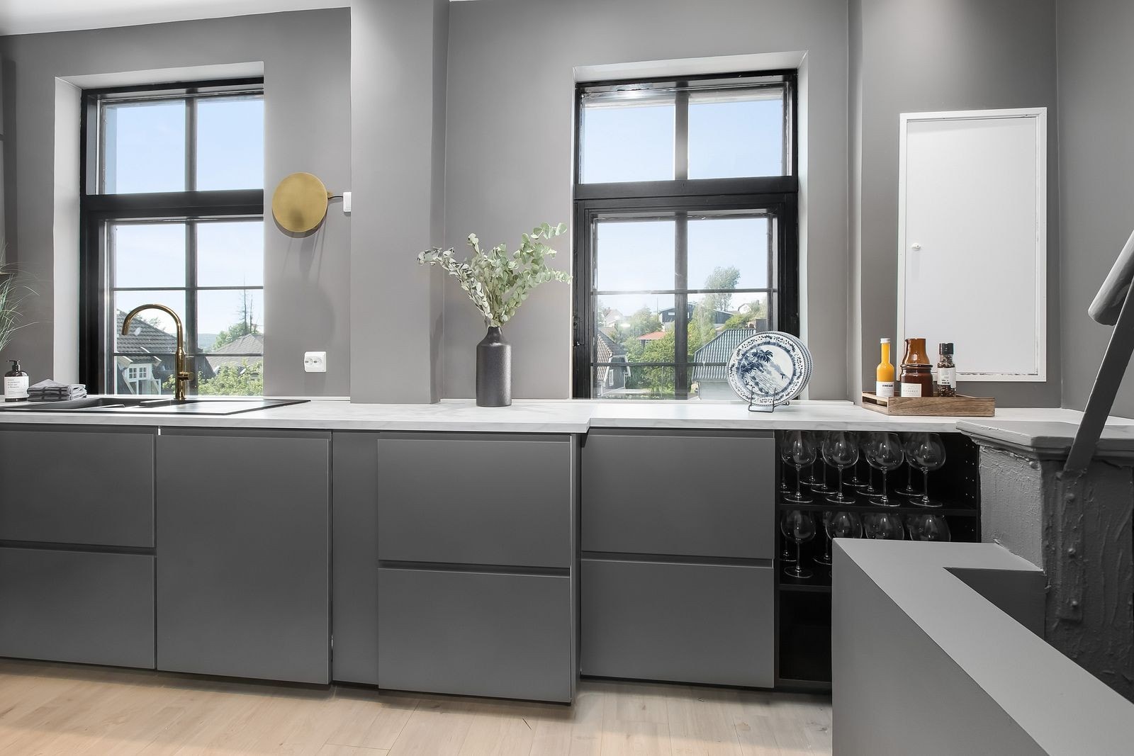 Moderne kjøkken fullt utstyrt Galleribilde