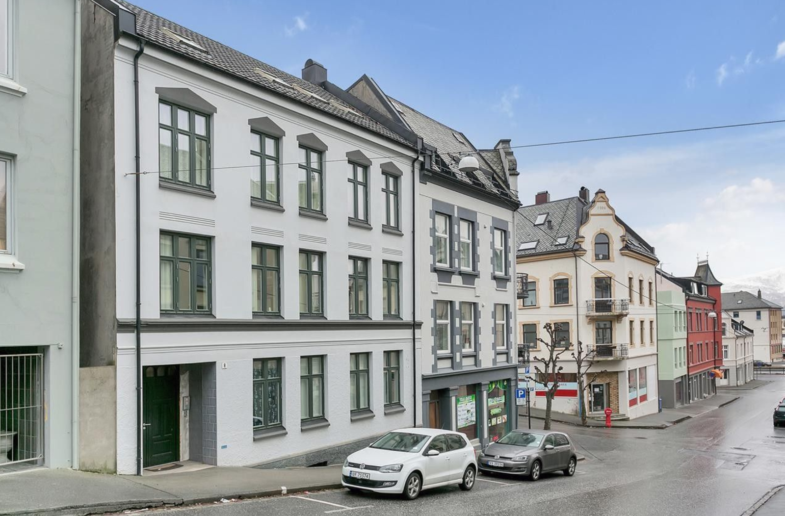 Fasade. Rolig og lite trafikkert gate. Galleribilde