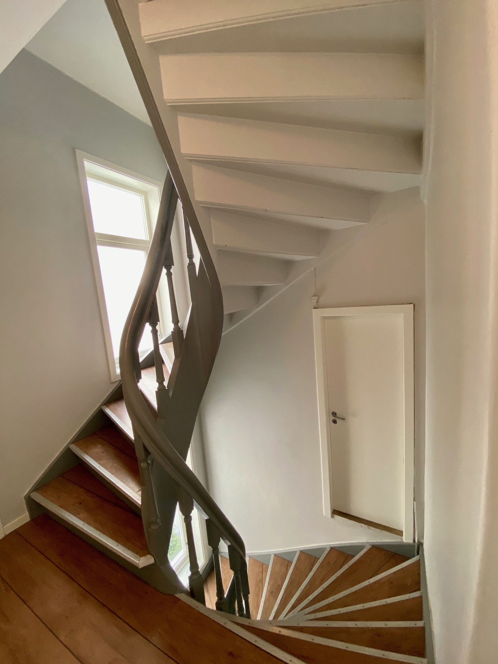 Trappeoppgang med inngang til privat bod. Galleribilde