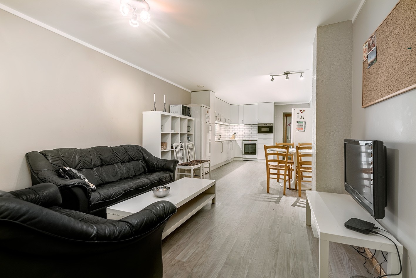 Fra sittegruppe mot kjøkken Galleribilde