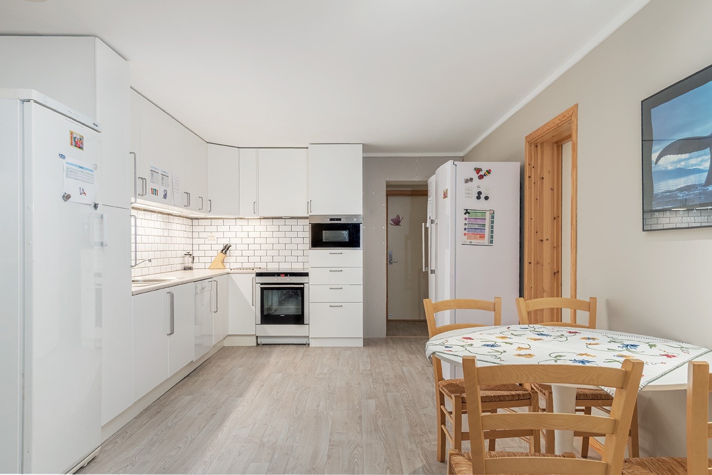 Kjøkken med spisebord Galleribilde