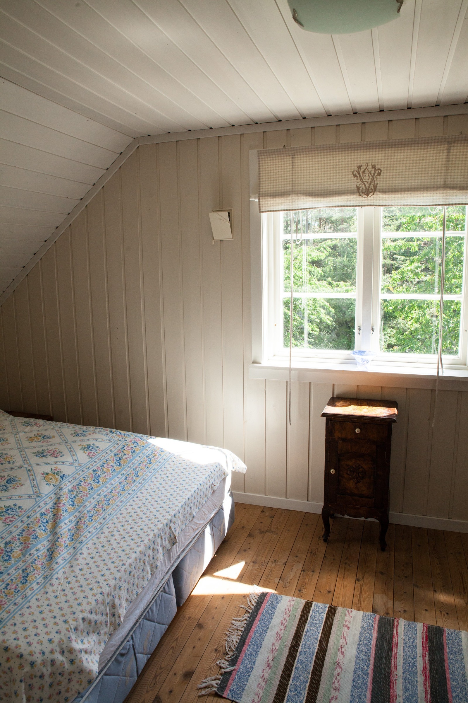 Soverom 2 med en dobbeltseng og en enkeltseng Galleribilde